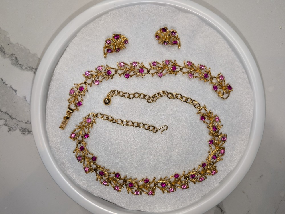 Stunning gold parure with brilliant pink stones in two different shades