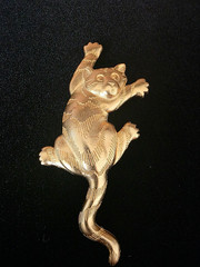 Vintage JJ 1988 Gold‑Tone Climbing Cat Brooch – Whimsical Figural Animal Pin
