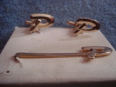 VINTAGE SET OF HICKOK GOLD-TONED MONOGRAM “P” CUFFLINKS & TIE BAR