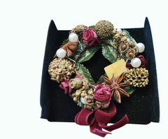 Vintage Avon Potpourri Wreath Pin Unused With Box 1997