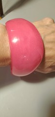 Hot Pink Glitter 1970’s/80’s Wide Lucite Chunky Wavy Bangle Bracelet