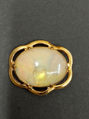 Mother Of Pearl Oval Brooch Gold Tone Bezel 1 1/8″ x 1 1/2″ Vintage MOP
