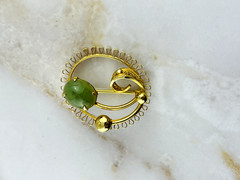 Sorrento Brooch Pin Green Stone Gold Tone Oval – Elegant Statement Piece Vintage
