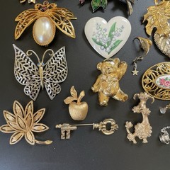 Avon 16 PC LOT Brooch Pin Lot All Signed Turtle Bee Poodle Leaf Butterfly Vtg