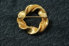 BR56 – Vintage Brooch, Costume Jewelry, Swirled Circle, Gold Toned 1.75 in.