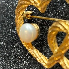 AAi brooch vintage double hearts goldtone metal REPAIRED real pearl replacement