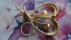 Vintage Estate Brooch Gold Tone Topaz Prong set stones Heart Flower Twisted Wire