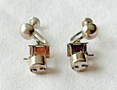 VINTAGE SILVER TONE METAL DANGLE WISHING WELL SCREW ON BACK EARRINGS