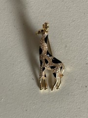 PIPER. K GOLD TONE METAL GIRAFFE DESIGN BROOCH WITH GLASS STONES 2,75”