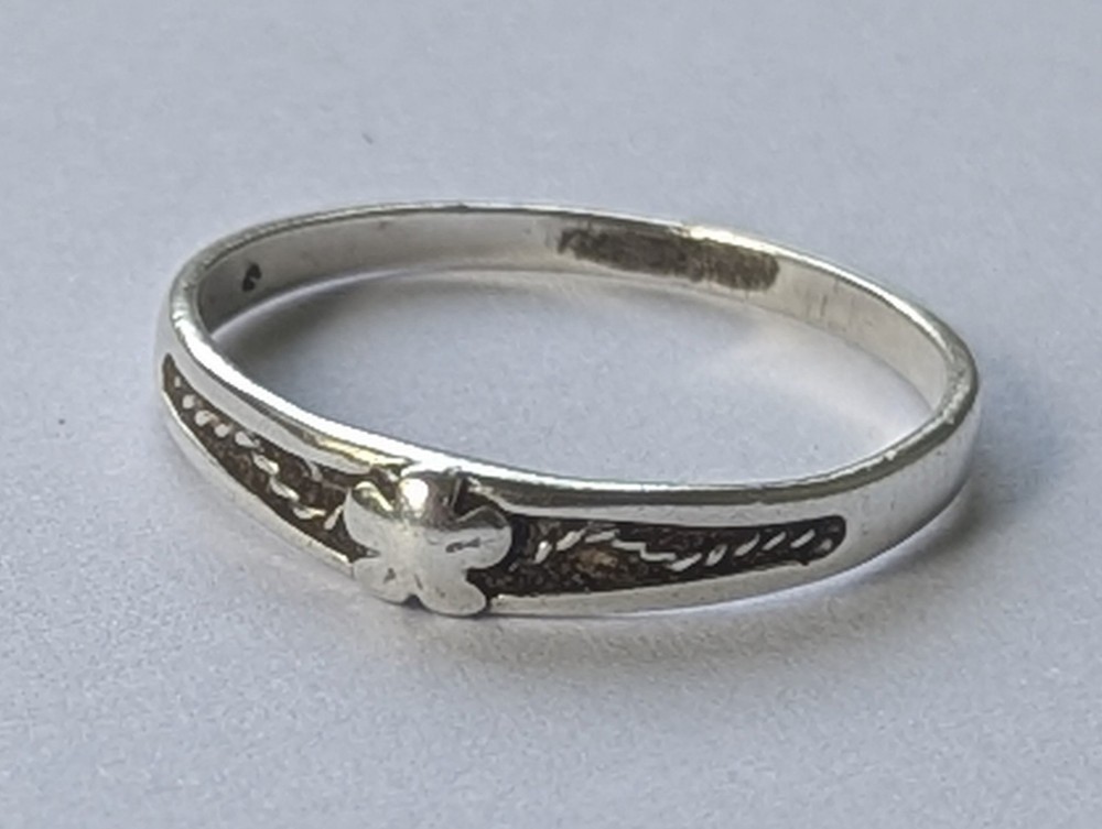 Vintage ring sterling silver 925 Size 7 Wt 1.03g Ukrainian Dainty Flower Band