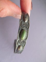 VINTAGE OLD PAWN STERLING OVAL GREEN TURQUOISE TOOL ARROW FEATHER CUFF BRACELET