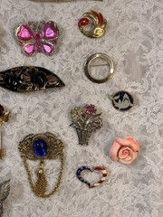Lot of 19 Varied Size & Styled Pin Brooches Jewelry Some Vintage Some Modern