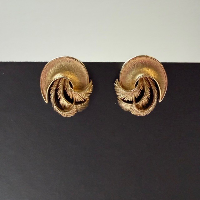 Vintage TRIFARI Crown Gold Tone Swirl Feather Leaf Clip on Earrings 1955-1969