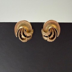 Vintage TRIFARI Crown Gold Tone Swirl Feather Leaf Clip on Earrings 1955-1969