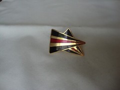 Vtg Samuel Huang Designer Cloisonne Triangles Black Red Gold Tone Scarf Clip