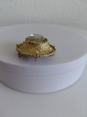 1968 Judy Lee Faceted Heliotrope Glass Reverse Cameo Broch Enhancer A .Borealis