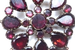 ANTIQUE ENGLISH GEORGIAN PERIOD 9K GOLD ALMANDINE GARNET BROOCH c1820