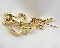 VTG GERRY’S Signed Gold Plated Ribbon Leaf Brooch Pin Openwork Clear CZ Crystals