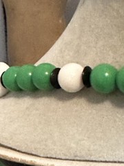 ￼Vtg PLASTIC SINGLE STRAND WHITE AND GREEN NECKLACE – 1960’s- Costume Jewelry