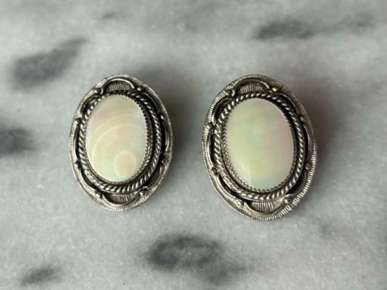Judy Lee Mother of Pearl Iridescent Oval Silver Tone Clip On Earrings Vintage