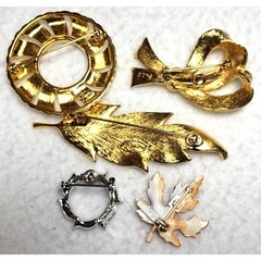 All Signed Brooches 5 Pc Lot Leaves Wreath Circle Napier JJ Gerry’s Goldtone