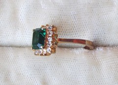 Vintage faux emerald ring 18 KT GEL yellow gold plate size 7 clear rhinestones