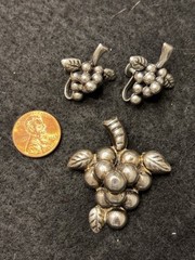 ICONIC VINTAGE MEXICO STERLING 925 GRAPE PIN & EARRINGS SET *10.7 gm*