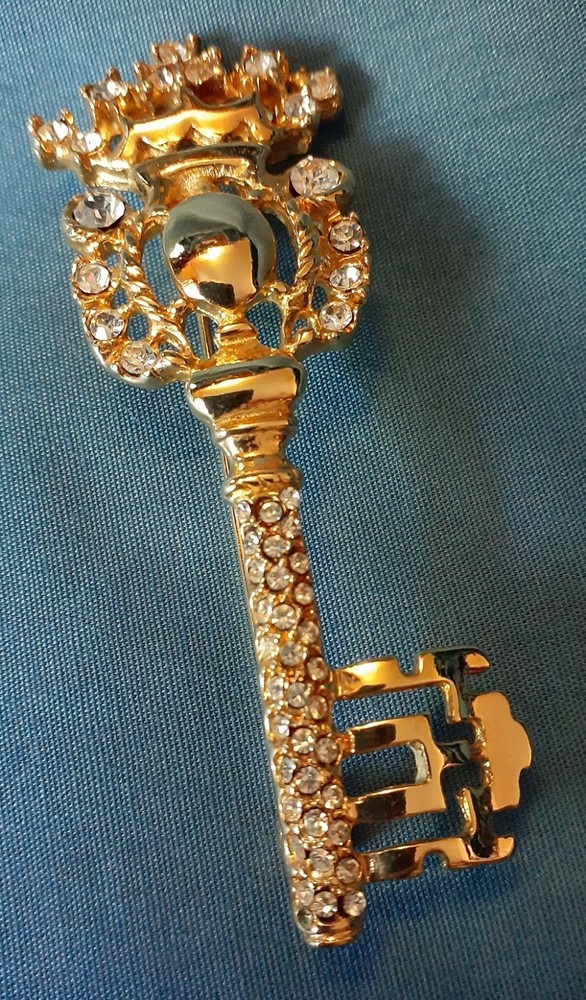 GOLD TONE/RHINESTONE 2.5 IN KEY TO CROWN BROOCH PIN