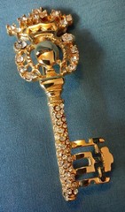 GOLD TONE/RHINESTONE 2.5 IN KEY TO CROWN BROOCH PIN