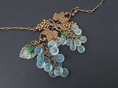 Vintage Kingston NY Blue Glass Grapes Gold tone Collar Necklace 15″
