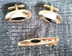 Vintage 1970’s SWANK Textured & Smooth Gold Tone Black Onyx Cufflinks & Tie Bar