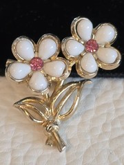 VINTAGE WHITE ACRYLIC DAISY FLOWER ON STEM w PINK CRYSTAL CENTER PIN-1.5″L☆#99