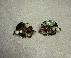 Brooch Pin & Clip Earring GoldSilver Tone Elegant Christmas Jeweled Pearl Flower