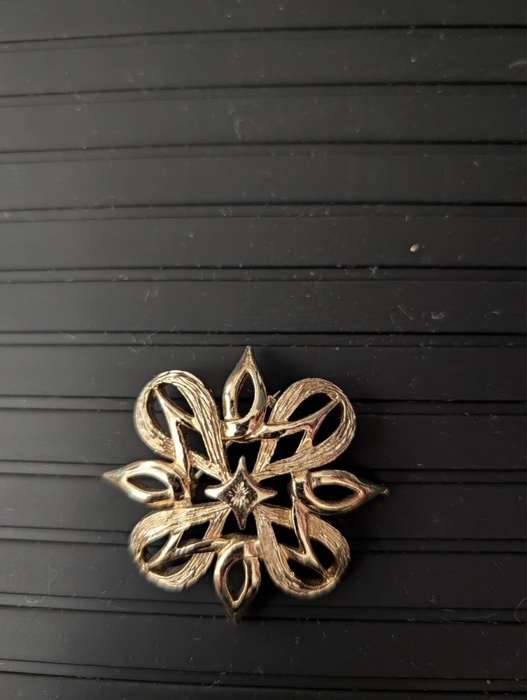 VINTAGE ESTATE GOLD TONE BROOCH costume jewelry