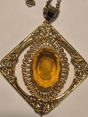 Vintage Mid-Century Amber Glass Cameo Large 2.75″ Pendant Gold 23″ Rope Chain