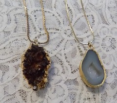 LOT OF 2 UNIQUE VINTAGE STONE PENDANT NECKLACES CRYSTAL CLUSTER AND GEODE SLICE