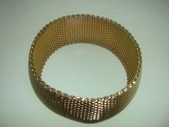 LOVELY VINTAGE 1970-80’S WIDE GOLD TONE MESH BANGLE BRACELET! 8 1/2″