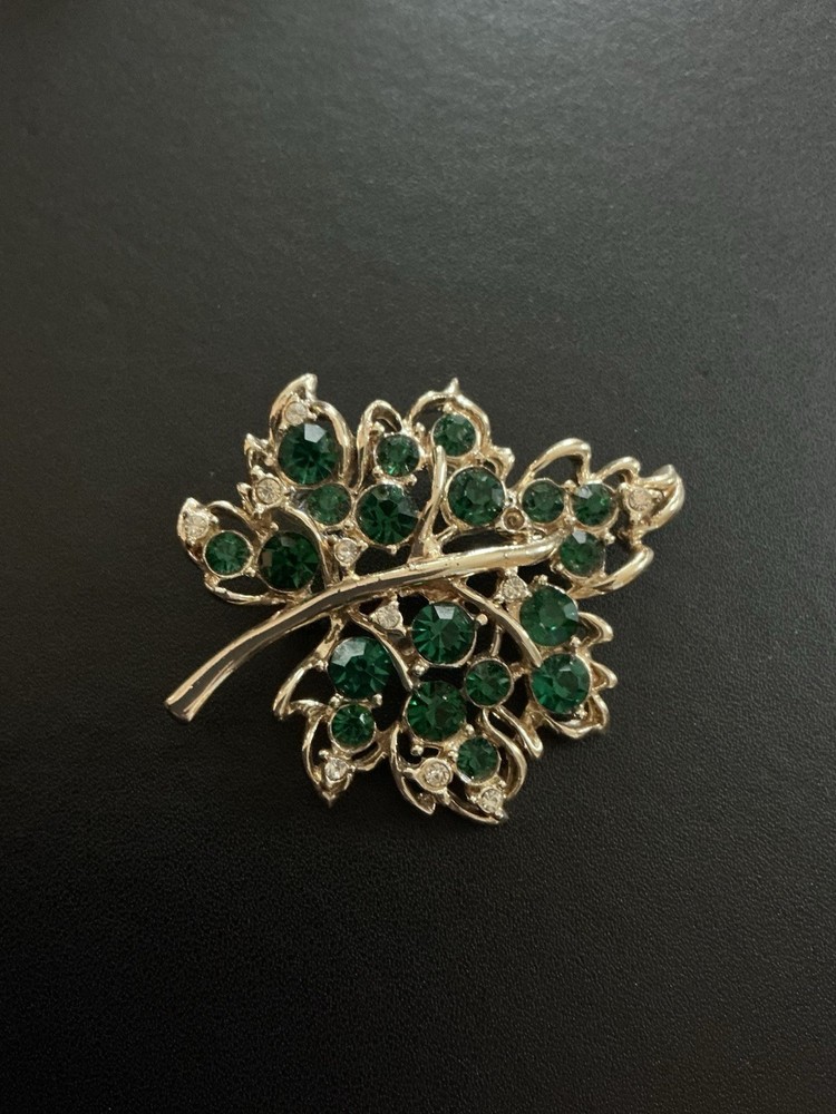 Vintage Emerald Green And Clear Rhinestone Leaf Brooch Fall Pin Goldtone