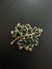 Vintage Emerald Green And Clear Rhinestone Leaf Brooch Fall Pin Goldtone