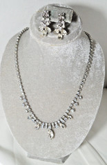 Beautiful Vintage Weiss Rhinestone Collar Necklace Bonus Screwback Earrings