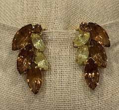 VINTAGE AMBER BROWN YELLOW NAVETTE RHINESTONE MAPLE LEAF 1.25″ Clip On Earrings