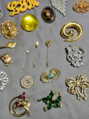 Costume Jewelry 65 + Lot Assorted Brooch & Pins Vintage To Now Gold Silver Tone