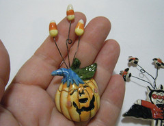 2 Heather Goldminc Brooch Pins Glazed Ceramic Halloween Dracula & Jack O Lantern