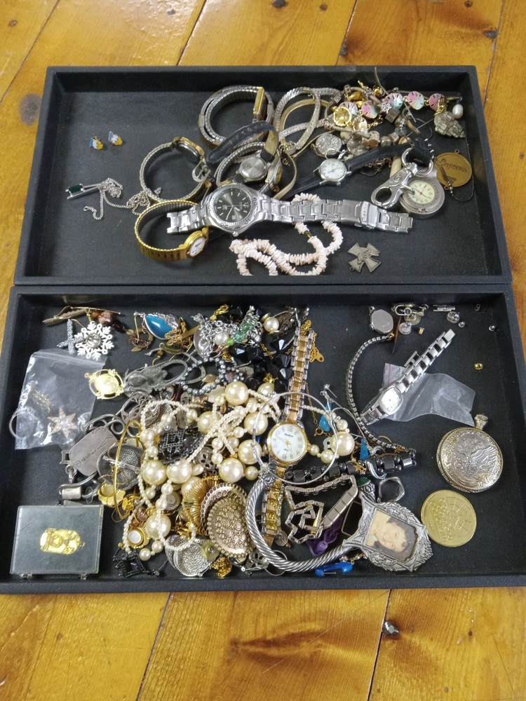 Vintage Mixed Lot Brooches & Pins, Metal Multicolor Costume Jewelry Watches