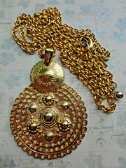 VTG SIGNED CASUAL CORNER GOLDTONE ETRUSCAN STYLE FILIGREE MEDALLION NECKLACE