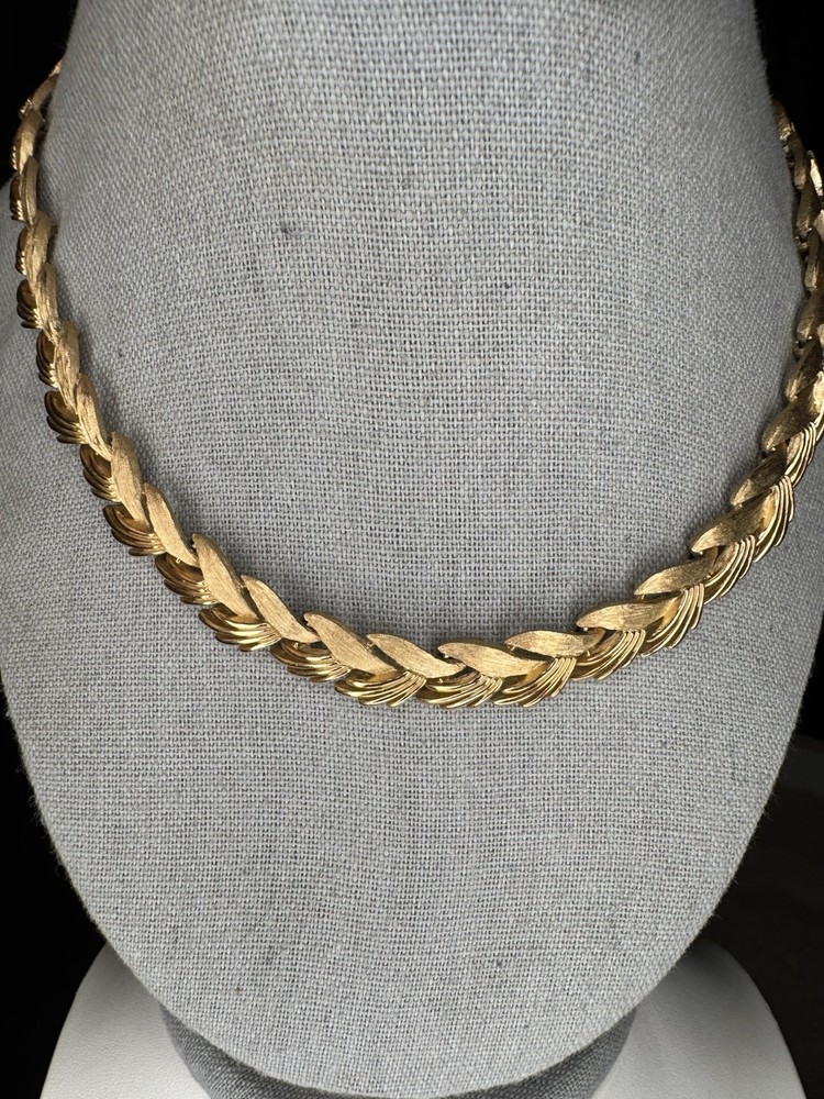 Vintage Trifari Gold Tone Textured Feather Wheat Chevron Collar Necklace Signed