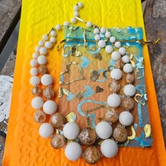 Vintage 1950s Mid Century Gold Foil Embedded Crackle Lucite Bead Necklace