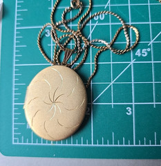 Vintage Gold Tone Etched Locket Pendant Chain Necklace 24″L