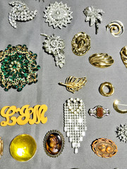 Costume Jewelry 65 + Lot Assorted Brooch & Pins Vintage To Now Gold Silver Tone