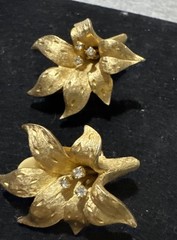 Vtg Erwin Pearl Textured Goldtone Orchid Floral Rhinestone Pistils Clip Earrings
